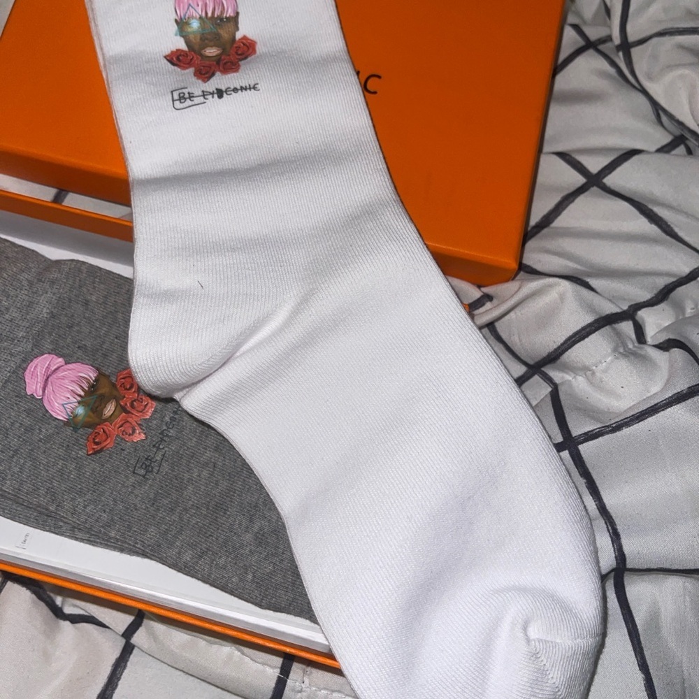 Be EYECONIC White & Gray Women Sock it two me socks 2 PAIR NWB